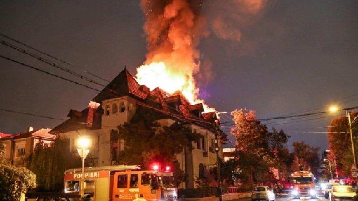 Incendiu puternic în București. Patru case au fost cuprinse de flăcări