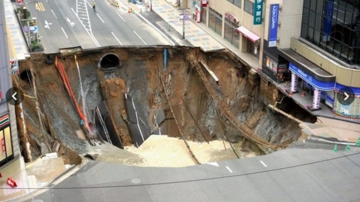 video japonezii au astupat in doar o saptamana groapa gigantica aparuta subit intr o intersectie din fukuoka
