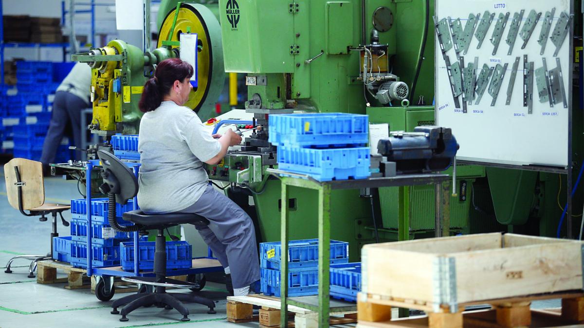 Un sfert din angajaţi au salariul minim
