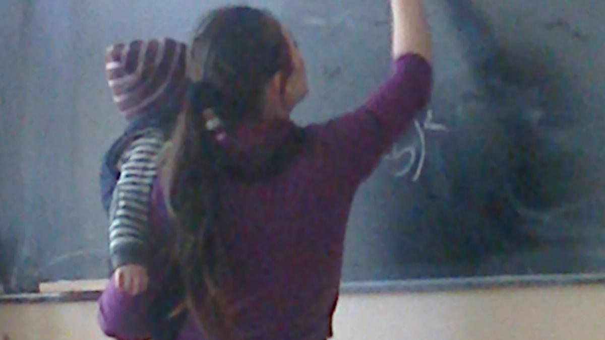 Eleva din Iași care vine cu bebelușul său la școală