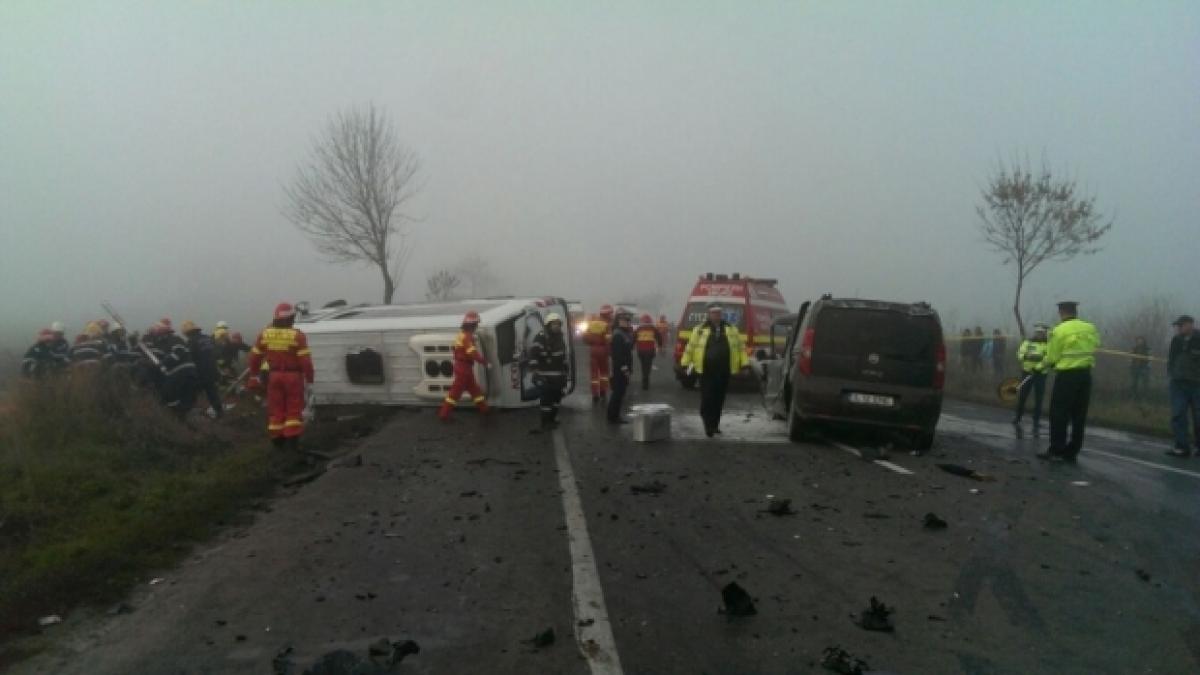 UPDATE - Accident TERIBIL pe DN 2. Trei morți și 15 răniți. Planul ROȘU, activat