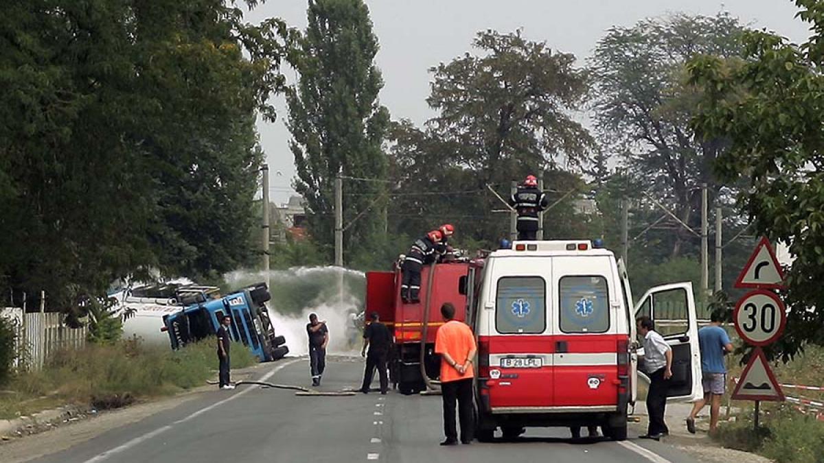 Caraş-Severin: O cisternă încărcată cu bitum lichid s-a răsturnat pe DN6, între Teregova şi Domaşnea