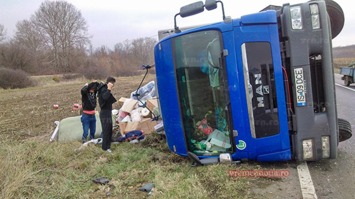 Vaslui: DN24 A, blocat pe un sens, după ce un TIR încărcat cu obiecte de uz casnic s-a răsturnat