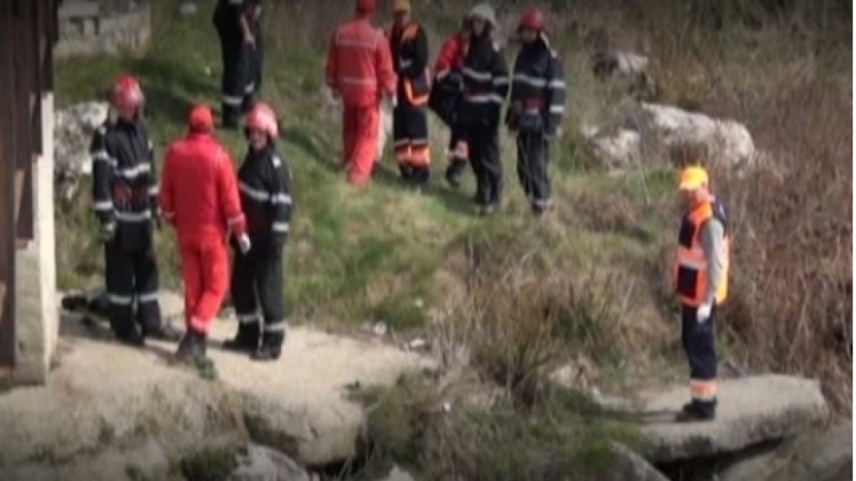 Pompierii buzoieni au găsit un bărbat inconștient, căzut într-o râpă