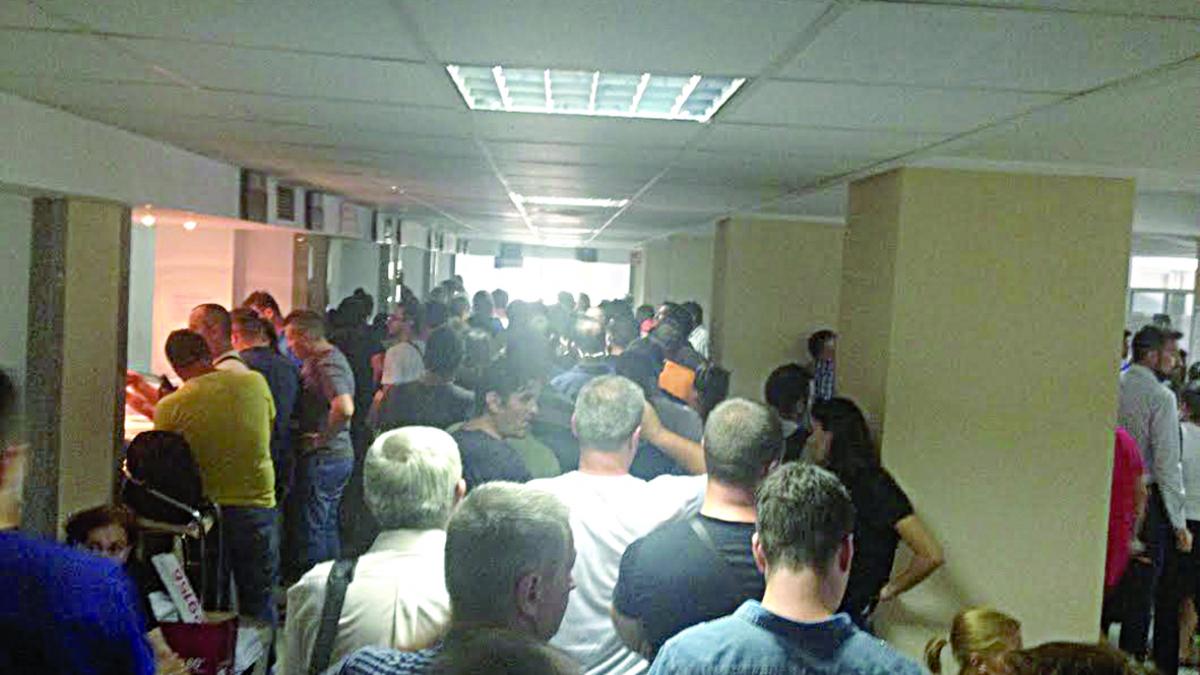 Shopping în miez de noapte: întâi cumpărăm mașini de teren, apoi rezolvăm problema cozilor de la “Permise și Înmatriculări”