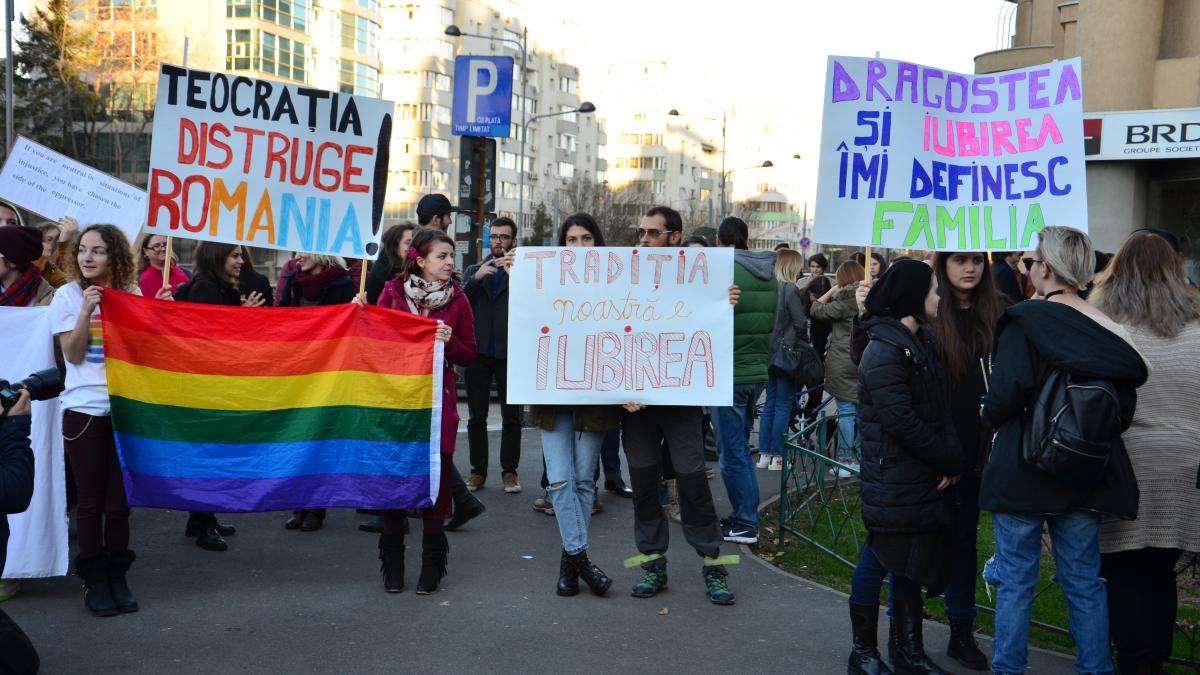 CCR a pasat Curţii de Justiţie Europene sesizarea referitoare la nerecunoaşterea căsătoriilor dintre persoane de acelaşi sex