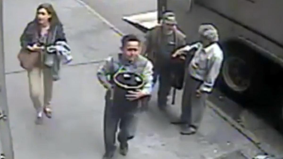 video new york cum reuseste un barbat sa fure o galeata plina cu aur