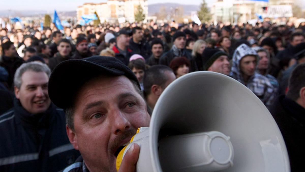 Protest spontan la uzina Dacia. Conducerea: Protestul salariaţilor a fost incorect