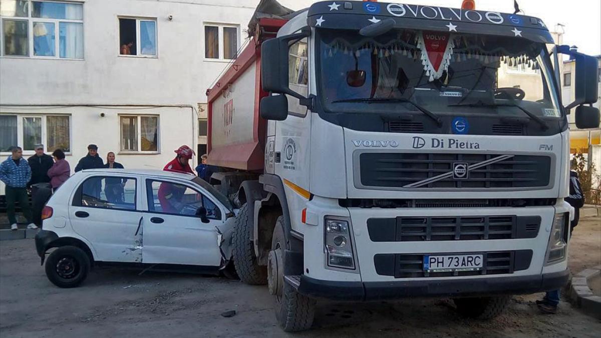 Prahova: Şoferul unui Matiz a decedat după coliziunea cu o autobasculantă parcată