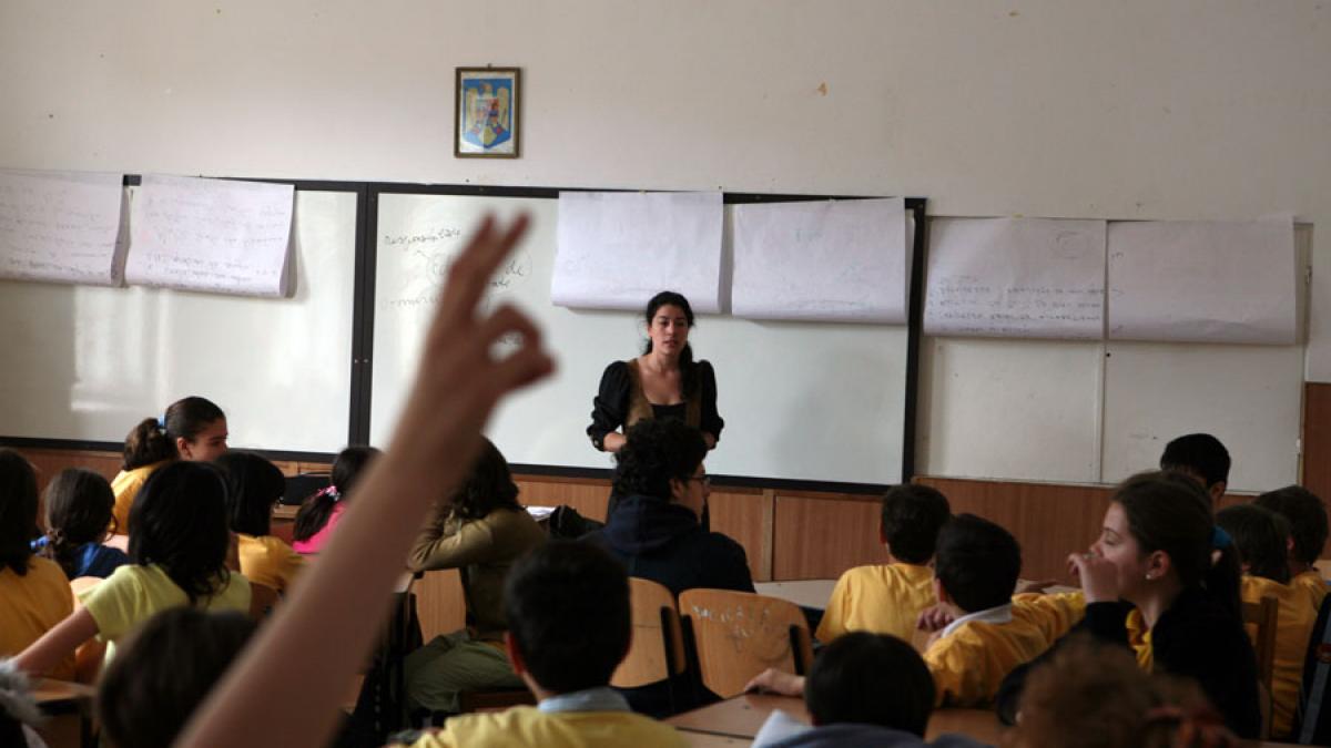Elevii, preşcolarii şi studenţii se întorc luni la școală