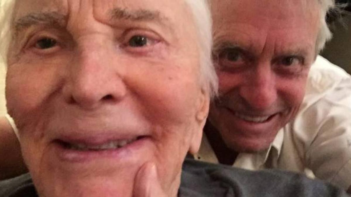 Kirk Douglas, eternul gladiator, împlineşte vineri 100 de ani