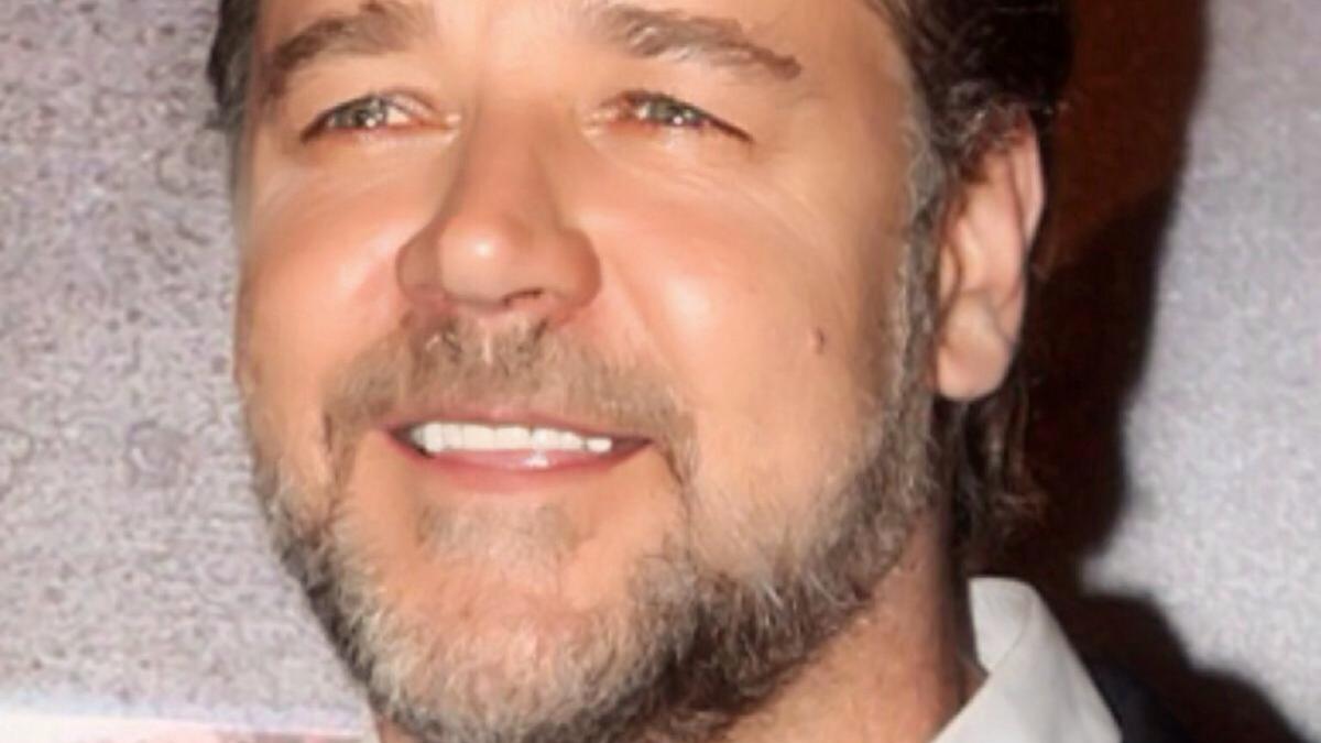 Russell Crowe infirmă vehement zvonurile despre relaţia sa cu Terri Irwin