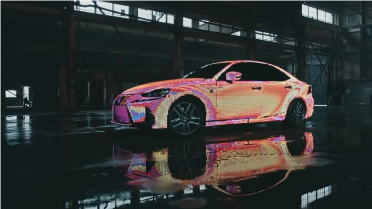 video lexus a acoperit o masina cu 41 999 de leduri pentru a crea cea mai fantasmagorica plimbare facuta vreodata