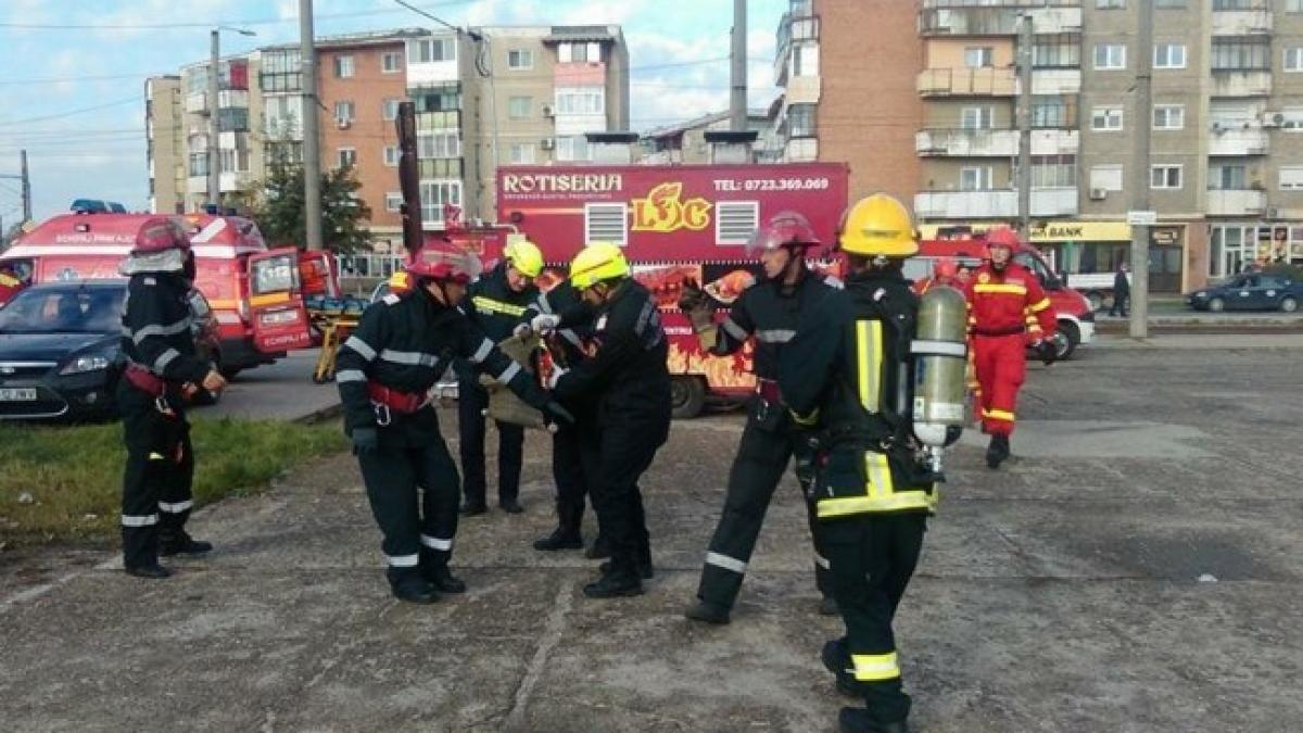Explozie la un apartament din Bucureşti; o femeie a sărit pe fereastră 