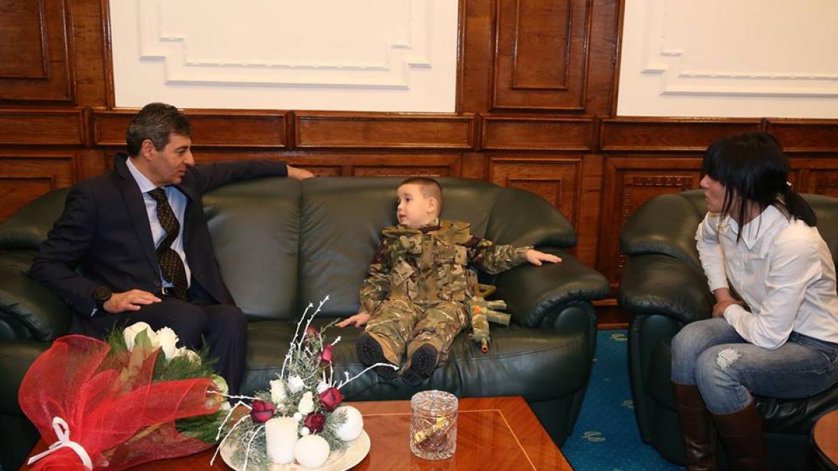Ministrul Motoc i-a înmânat copilului Adrian Chira un brevet onorific de soldat