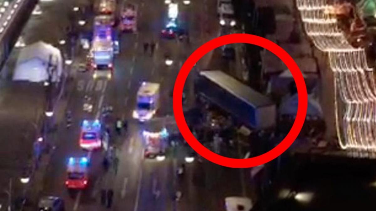 ATENTAT LA BERLIN! Un camion a intrat în mulţime la un Târg de Crăciun; Sunt mai mulţi morţi şi zeci de răniţi