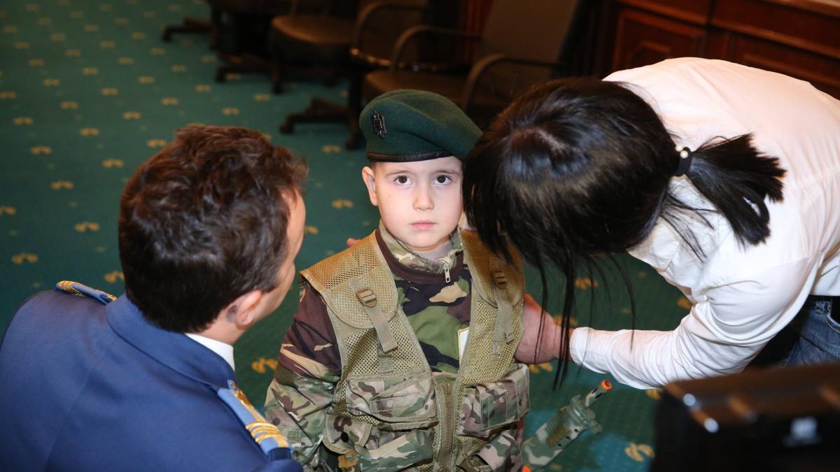 Imagini emoționante cu băiețelul patriot. Adrian, copilul cu inima cât România