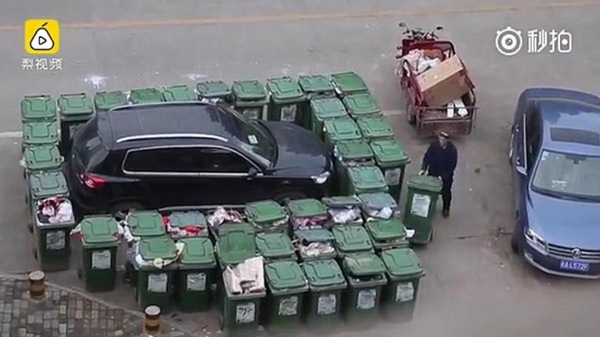 video scena comica pe o strada pe care un sofer a parcat intr un loc nepermis
