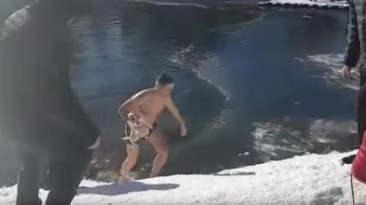 video un barbat a inotat intr un lac inghetat pentru a salva un caine
