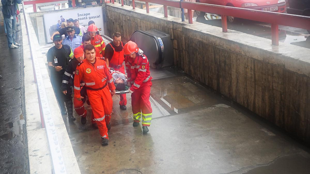 Un bărbat a fost lovit de metrou la staţia Dimitrie Leonida; un picior i-a fost amputat