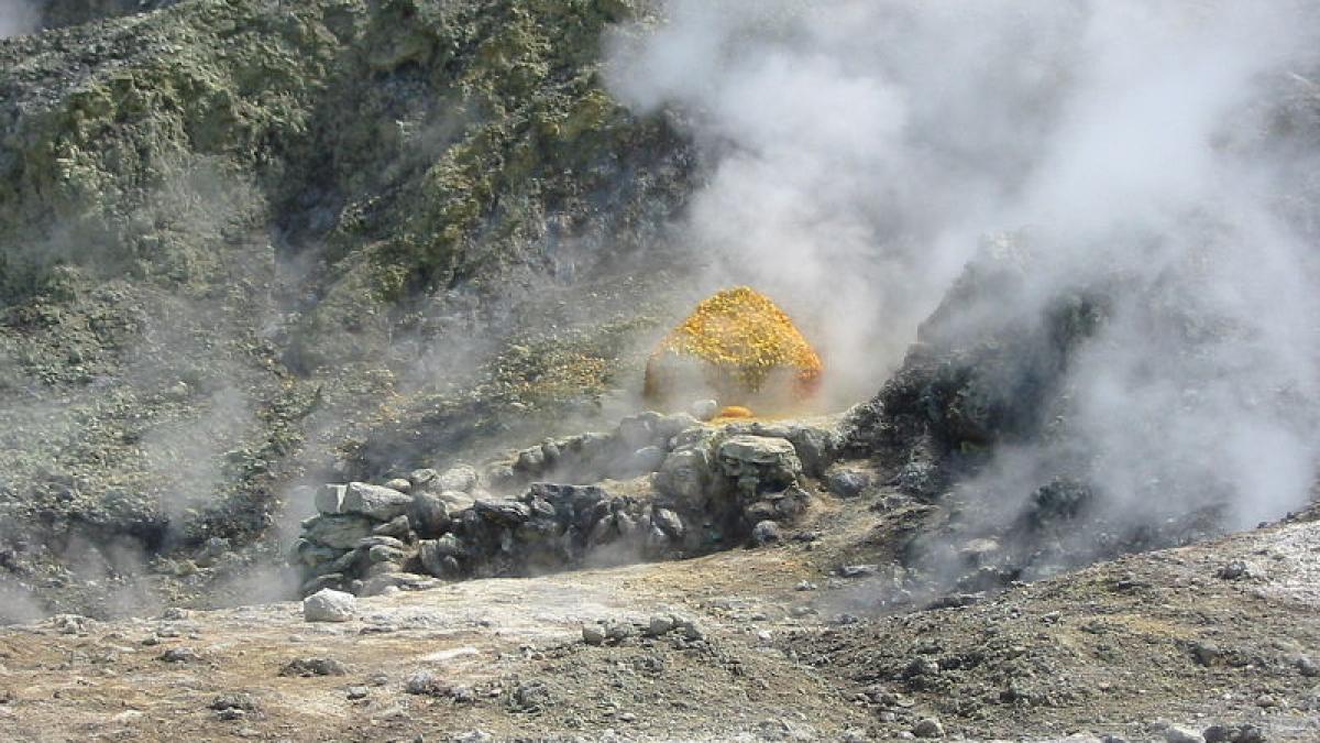 un supervulcan ce a produs una dintre cele mai mari eruptii din istoria europei da semne ca se trezeste