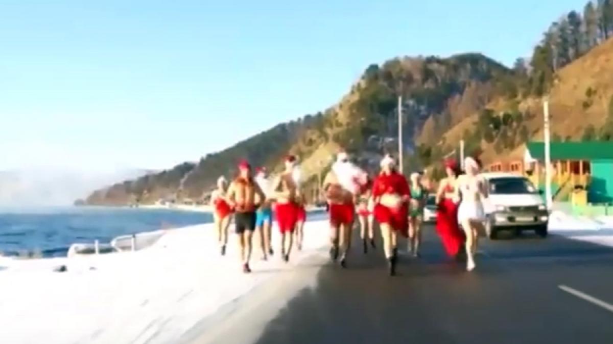 zeci de rusi costumati sumar in mos craciun au facut baie in lacul baikal la 13 grade celsius