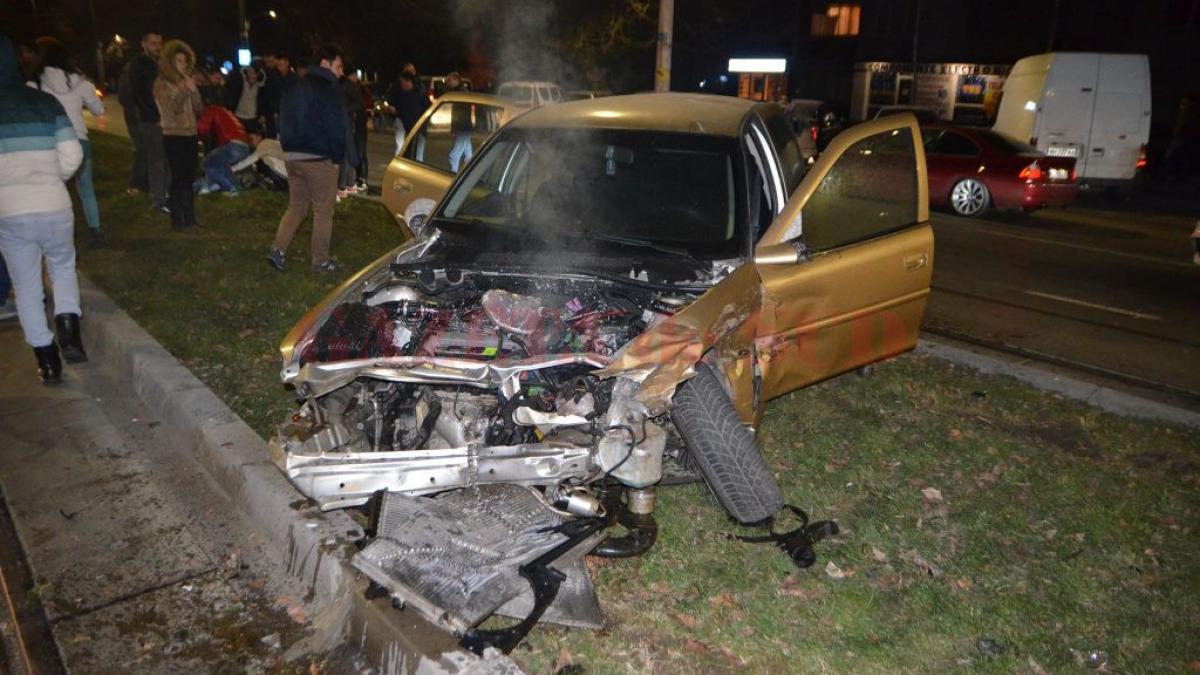 Craiova - Un șofer grăbit a rănit souă persoane și și-a distrus mașina
