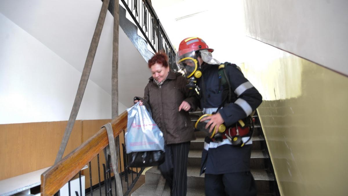 Alertă în Botoșani, 15 persoane, evacuate din cauza unui incendiu într-un bloc de locuințe
