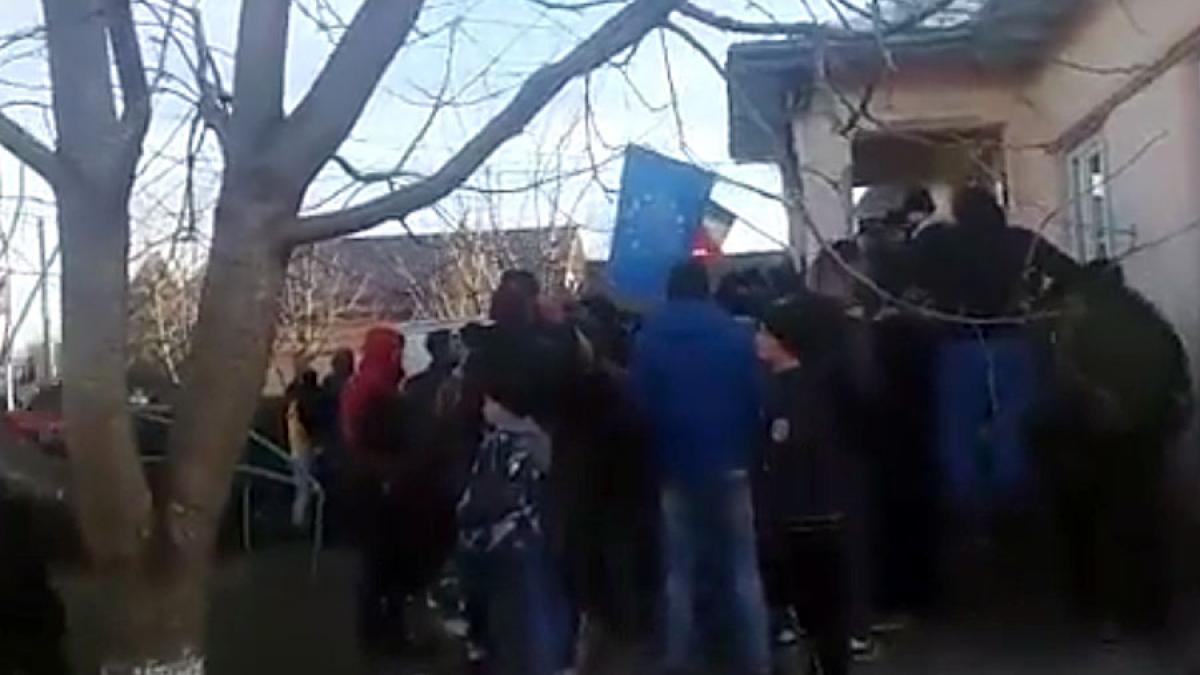 Protest la început de an, într-o comună din Botoșani. Sătenii cer demisia primarului