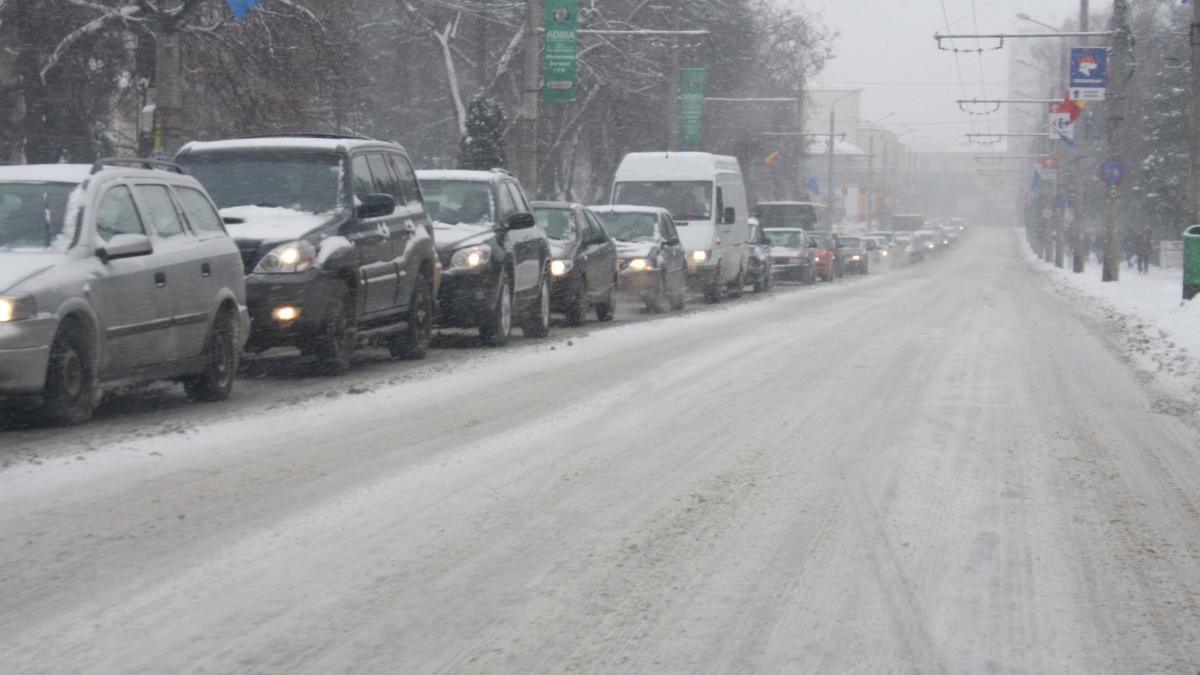 Trafic aglomerat pe cele două șosele spre Poiana Brașov