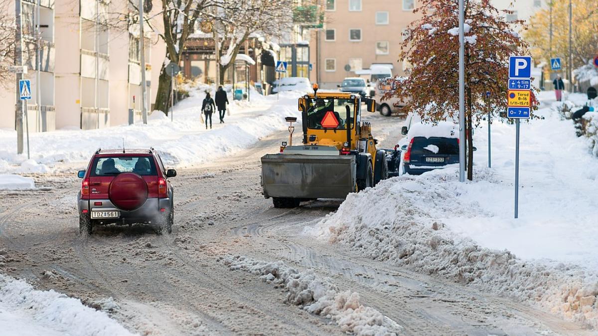 Ninsoarea şi vizibilitatea redusă îngreunează traficul din Maramureş