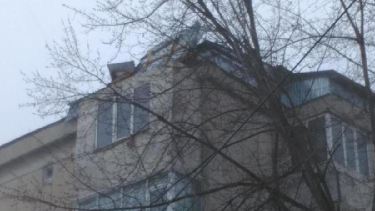 Brăila: Acoperişul unui bloc cu patru etaje din municipiu a fost dislocat de vântul puternic