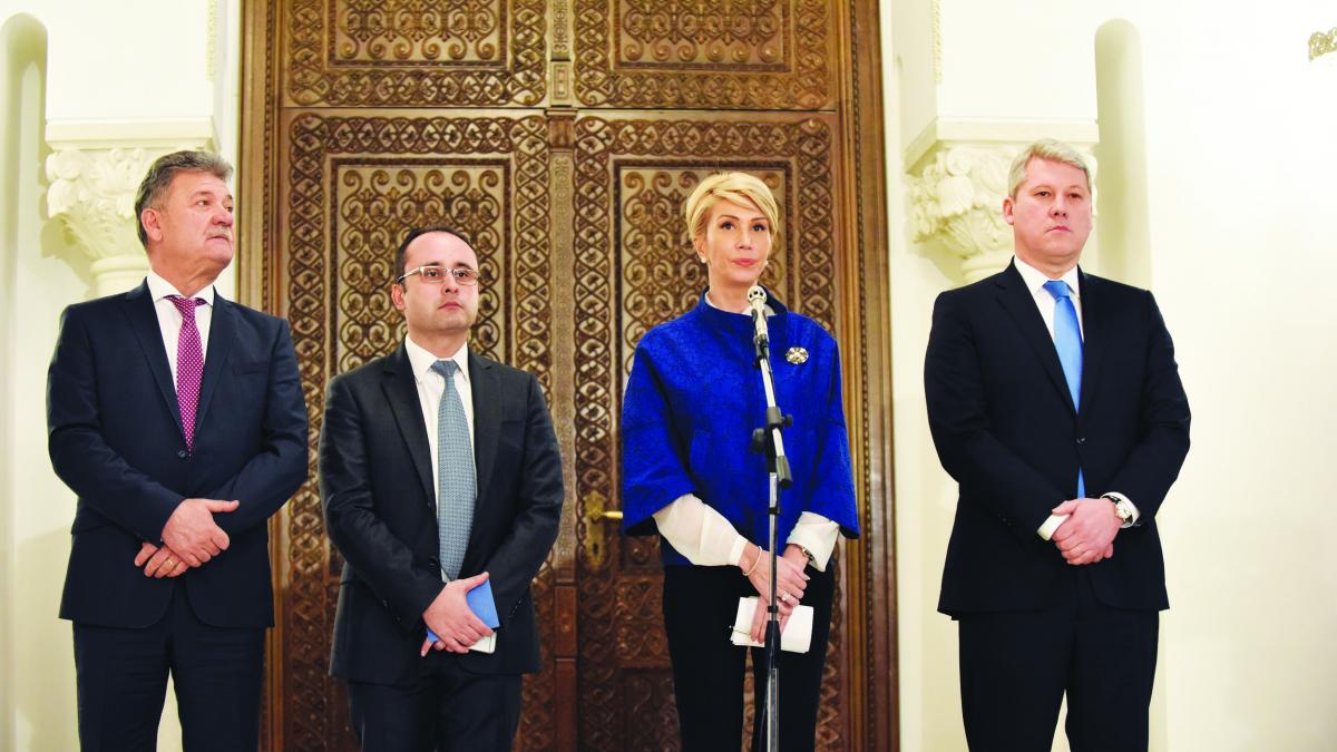 Liberalii ascut cuţitele. Începe războiul pentru şefia PNL