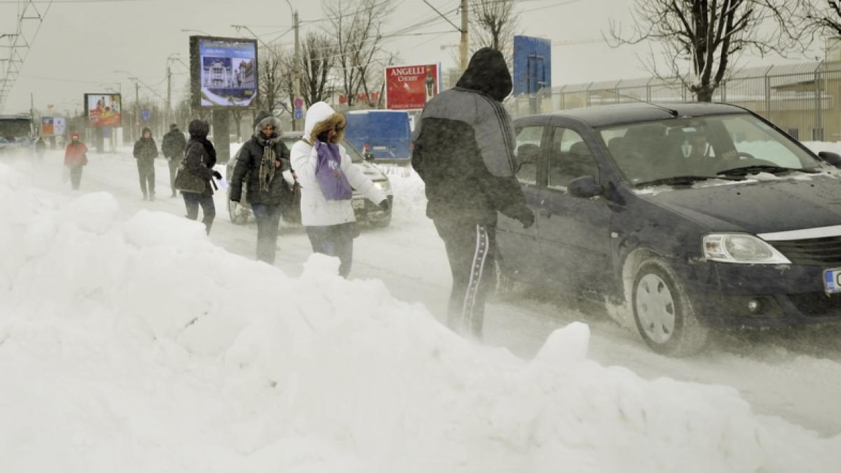 România sub nămeți. Cod roșu de viscol în 7 județe. Mai multe șosele, închise circulației. Curse aeriene și trenuri,anulate