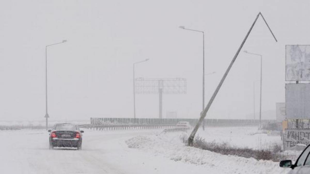 IGPR (ora 16,30): Sectoare de drumuri naţionale închise din cauza zăpezii şi a viscolului