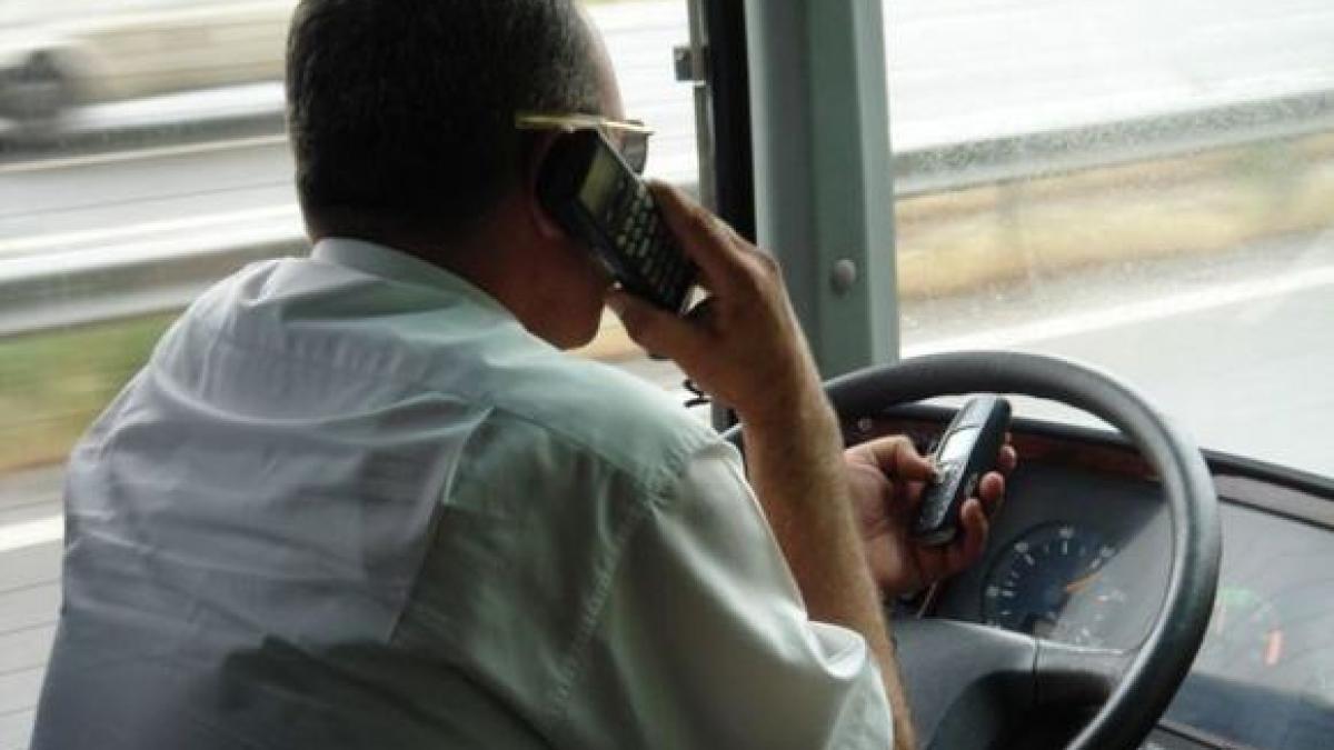 Galaţi: Un şofer de autobuz, ar putea fi concediat după ce a fost filmat vorbind la telefon