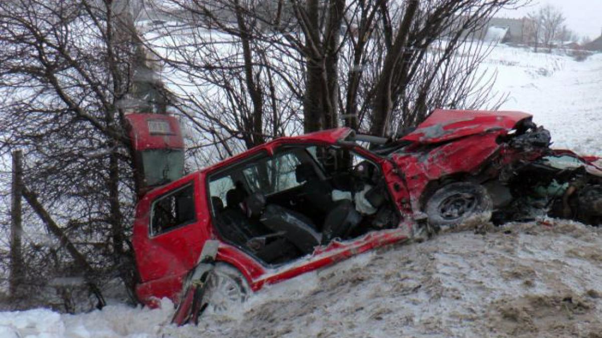 Un şofer botosănean, grav rănit după ce s-a izbit violent cu maşina de un TIR