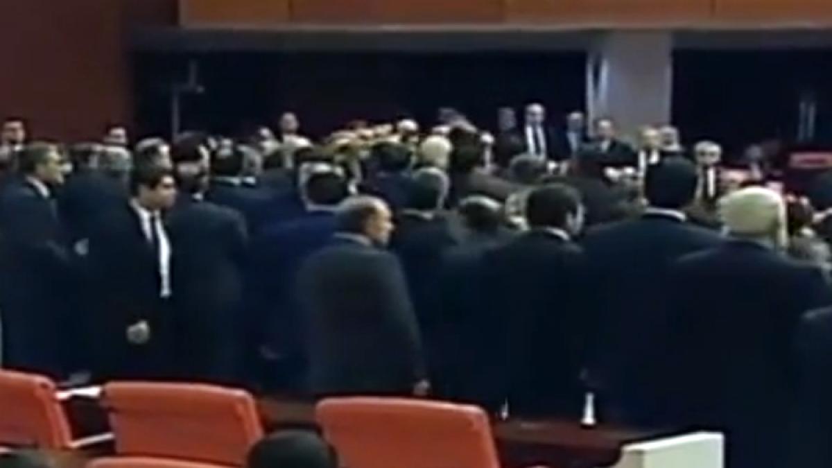 video pumni si picioare in parlamentul de la ankara parlamentarii turci s au batut in timpul unei dezbateri