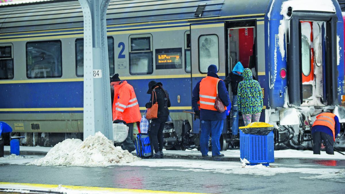CFR, gata să transporte gratis studenți, dar n-are cu ce