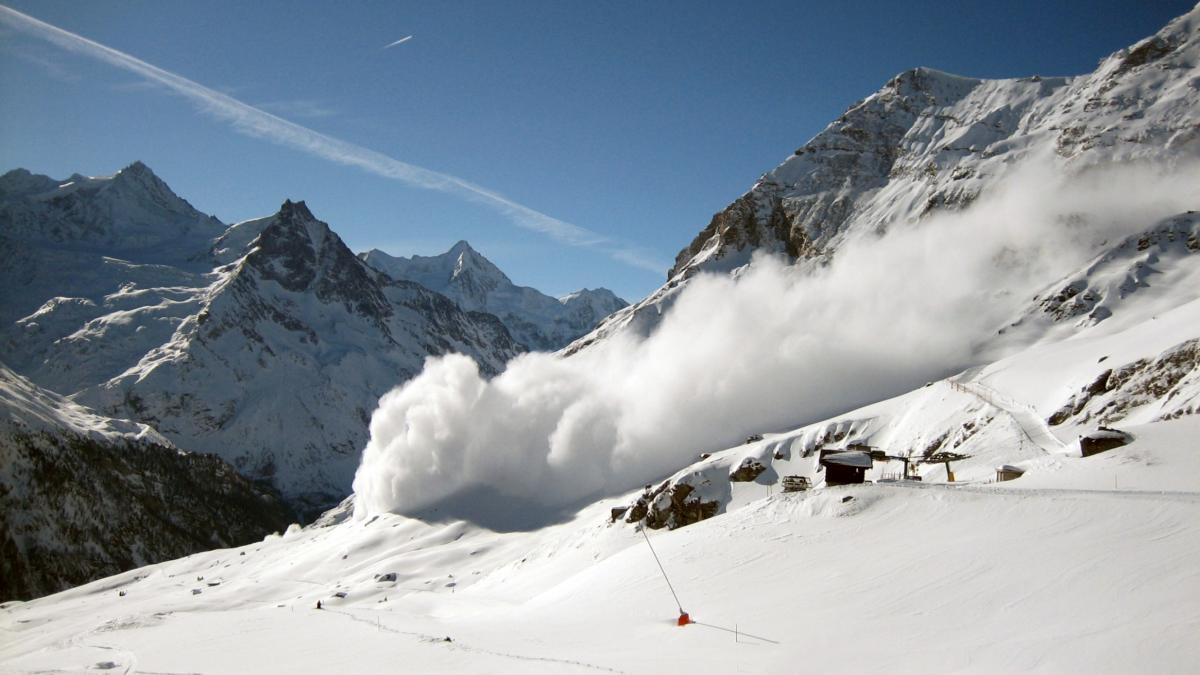 Risc de avalanşe în munţii Făgăraş