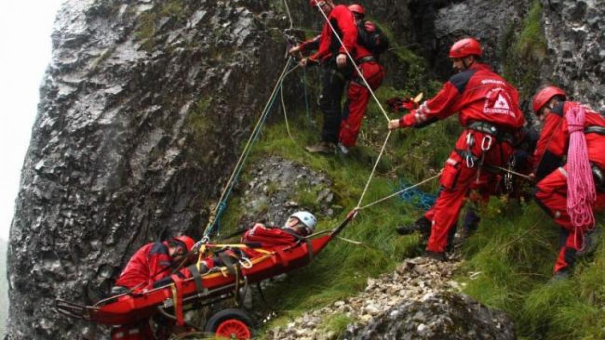 Şapte persoane rătăcite pe munte, recuperate după o operaţiune de peste 12 ore