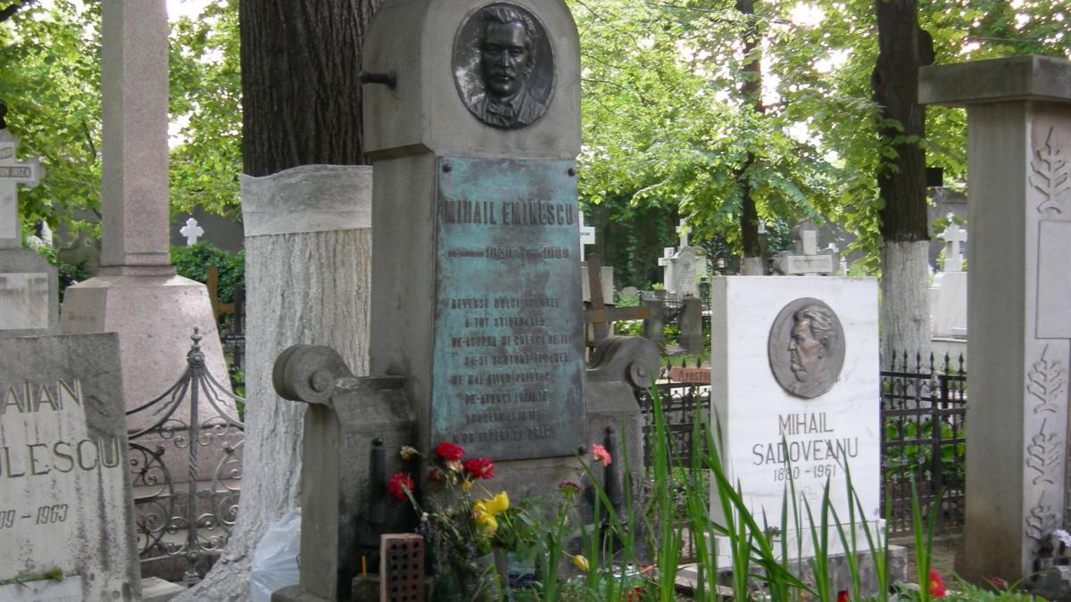 Zeci de oameni au cinstit memoria lui Eminescu la Cimitirul Bellu