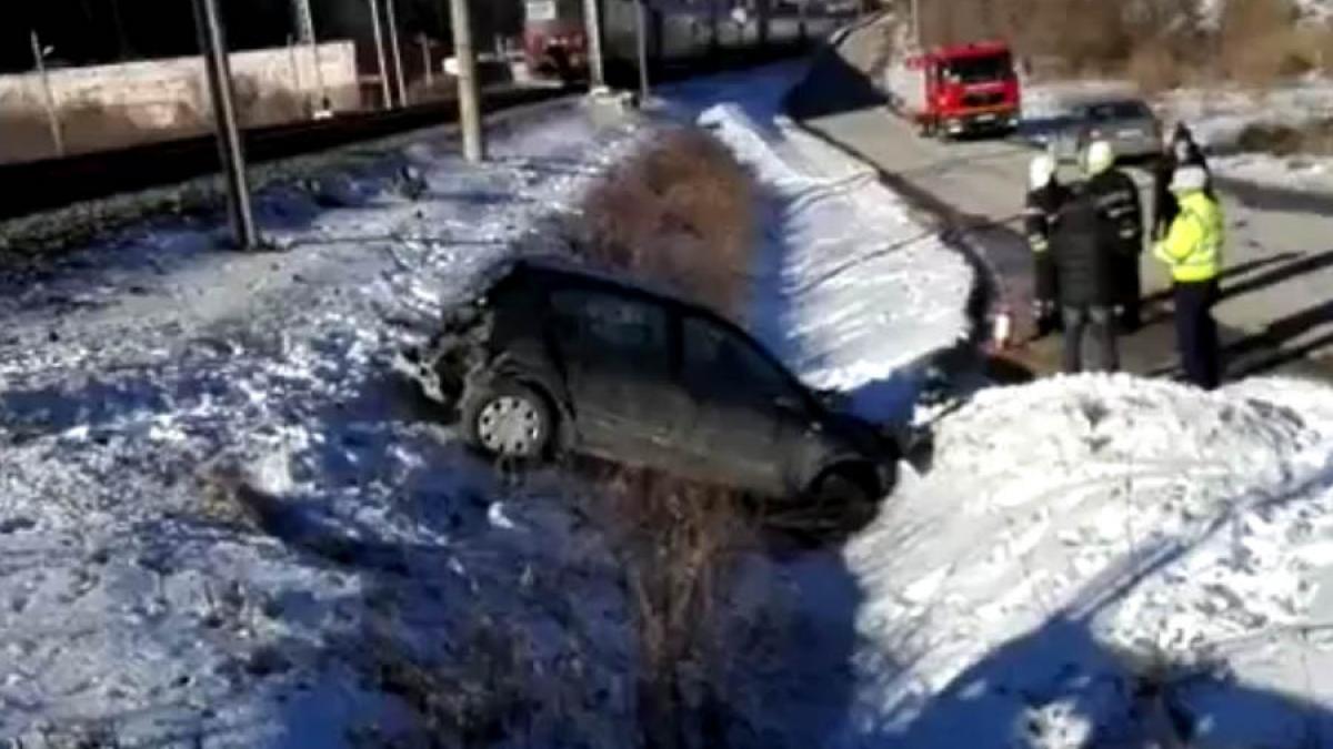 VIDEO - Accident feroviar în Prahova; tren Interregio, avariat