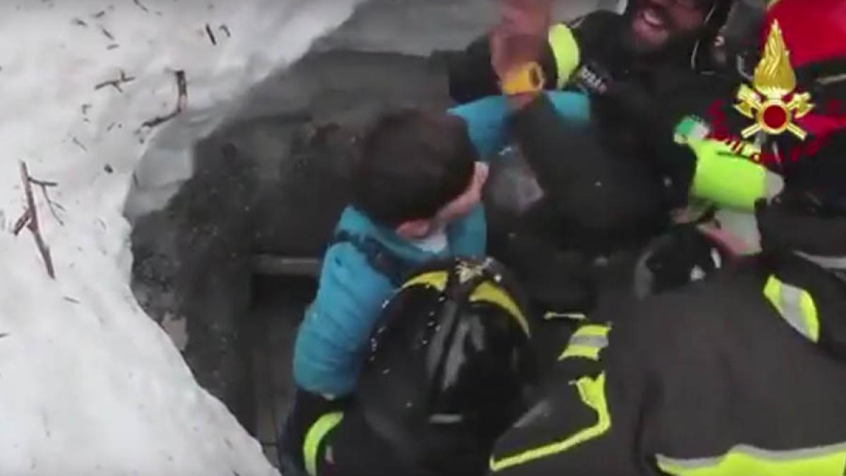 video romanca si copii ei sunt vii si nevatamati momentele dramatice in care adriana si fiul ei sunt scosi din hotelul inghitit de avalansa au mai fost gasiti inca 5 supravietuitori