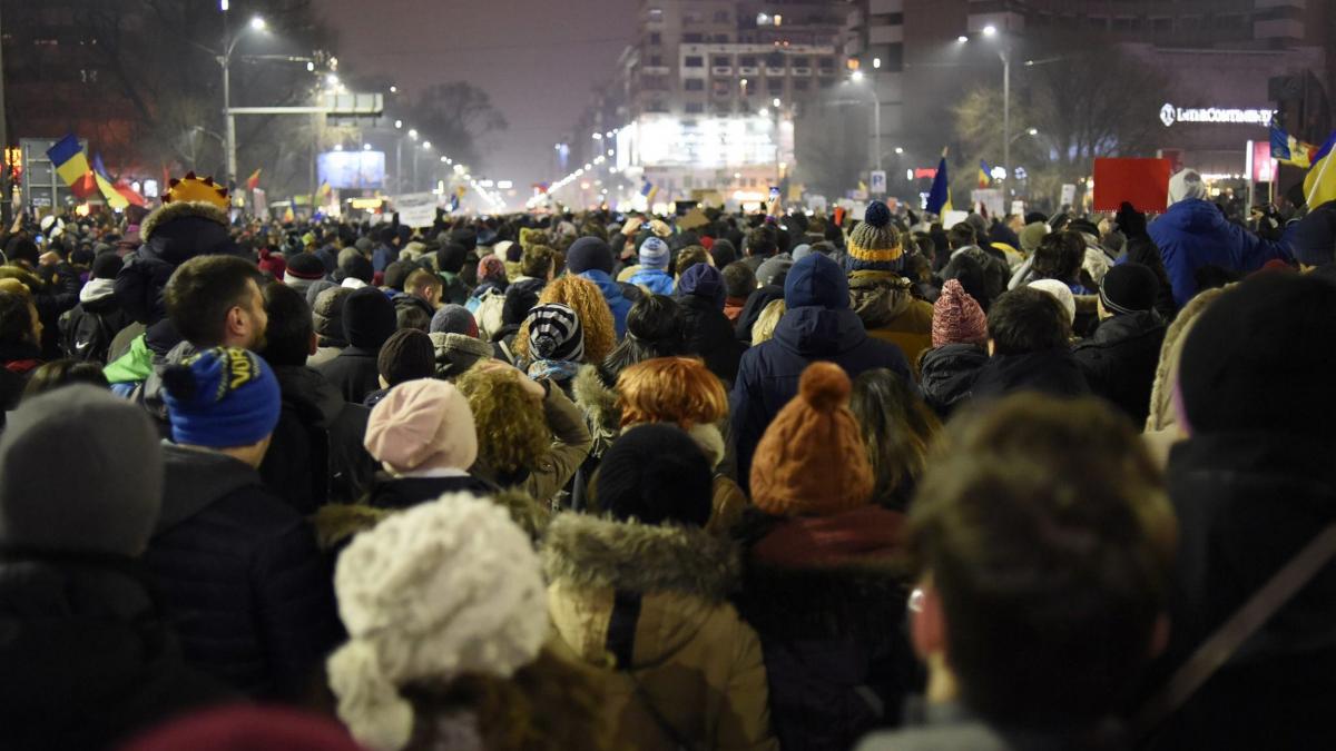 Reuters: Mii de oameni protestează împotriva guvernului în România