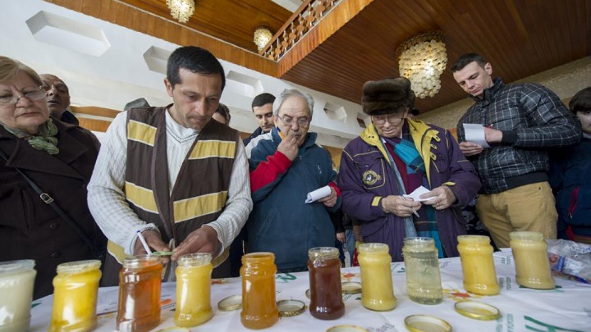 Cel mai "dulce" târg se desfăşoară la Câmpina: producătorii expun miere de păducel, mană sau flori de baltă