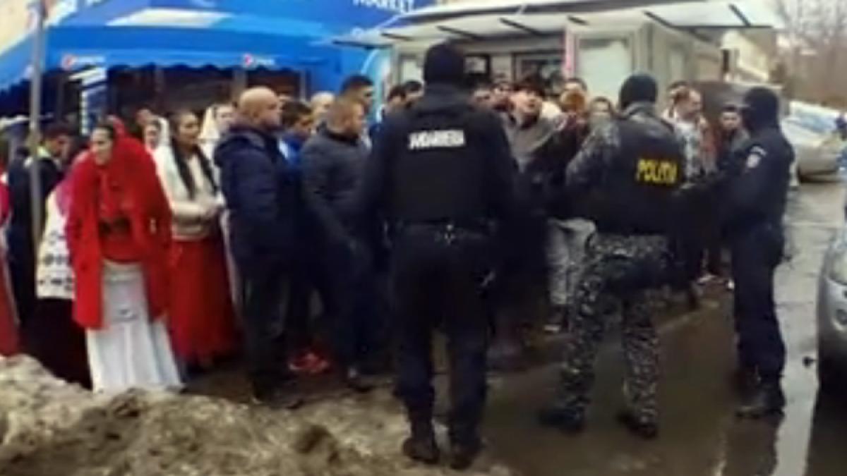 VIDEO - Romii au făcut scandal în faţa spitalului Sf. Spiridon din Iaşi
