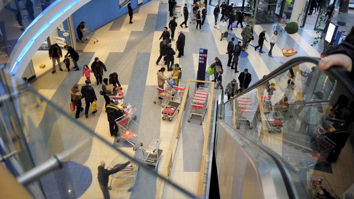 Femeia care a căzut într-un mall, în stare gravă la spital