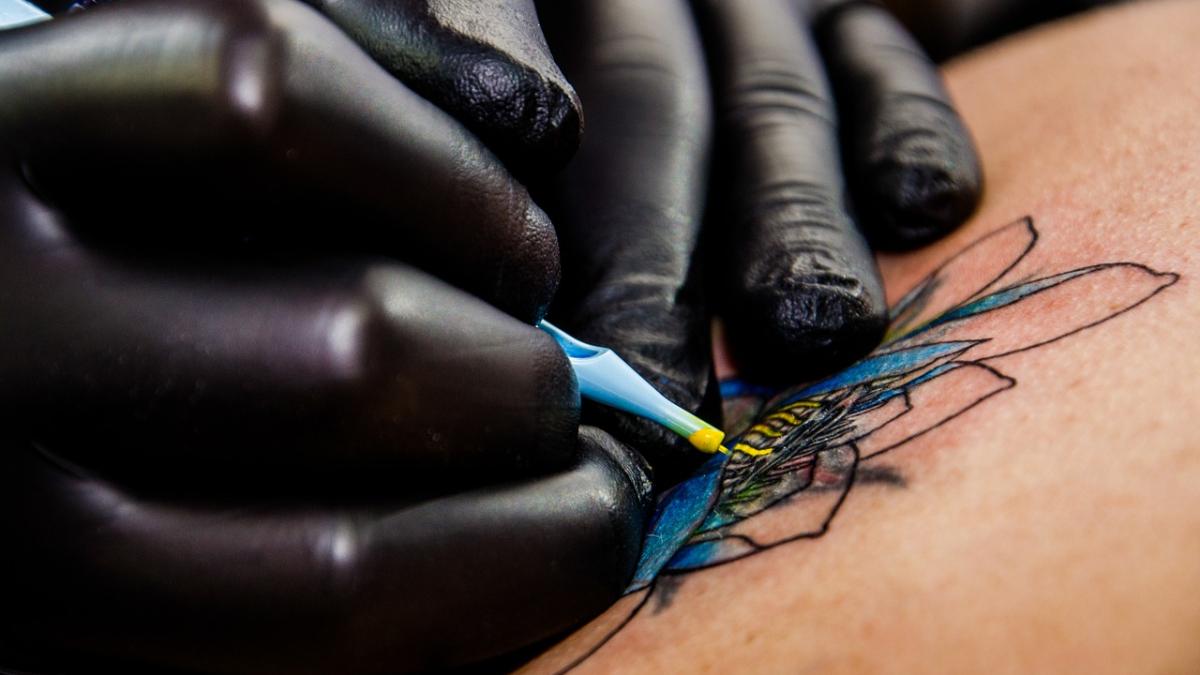  Riscurile la care te expui atunci când îți faci un tatuaj