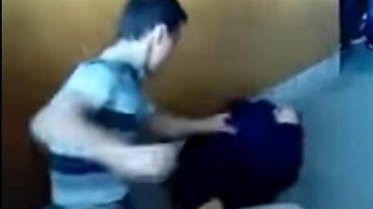 video scene socante intr un liceu din lugoj un elev a fost batut cu salbaticie